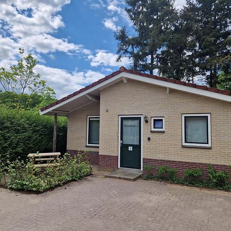 Villa Huinerhofje 3 Vrijstaand op privépark aan bosrand Putten Esterno foto