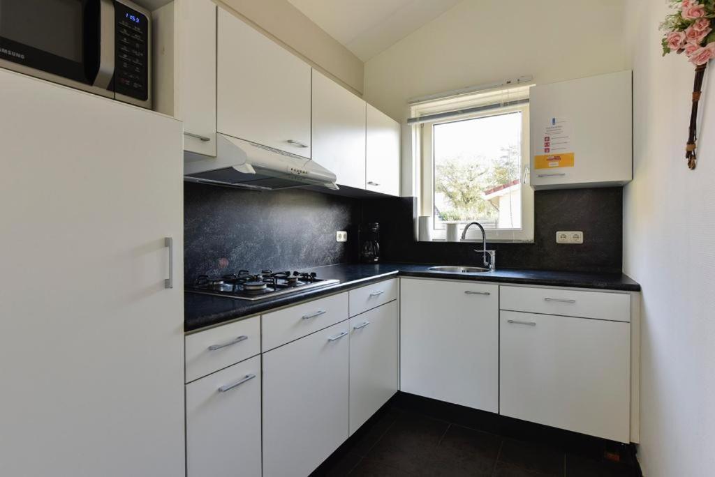 Villa Huinerhofje 3 Vrijstaand op privépark aan bosrand Putten Esterno foto