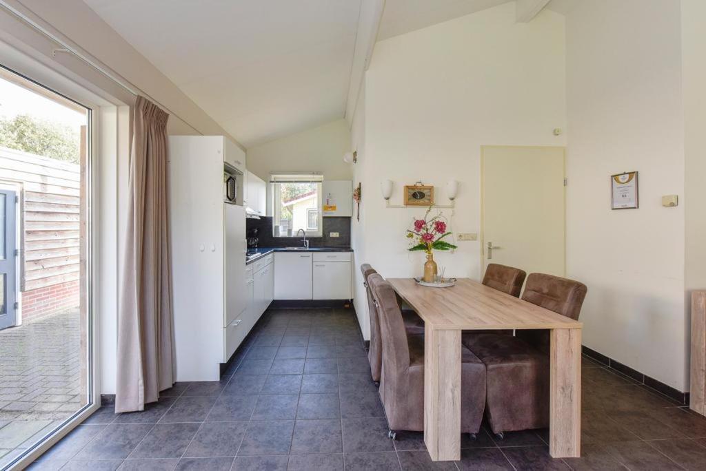 Villa Huinerhofje 3 Vrijstaand op privépark aan bosrand Putten Esterno foto