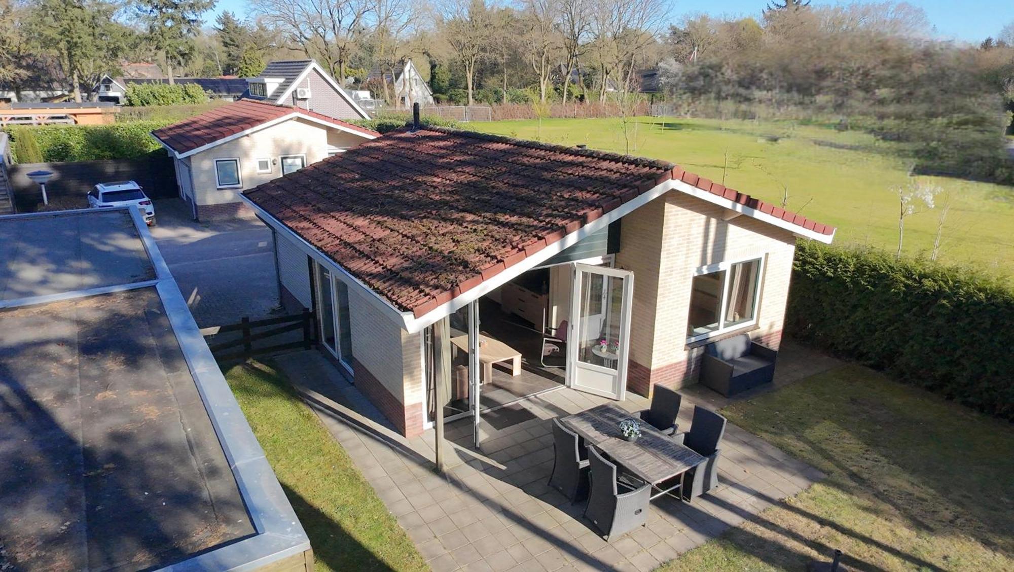 Villa Huinerhofje 3 Vrijstaand op privépark aan bosrand Putten Esterno foto