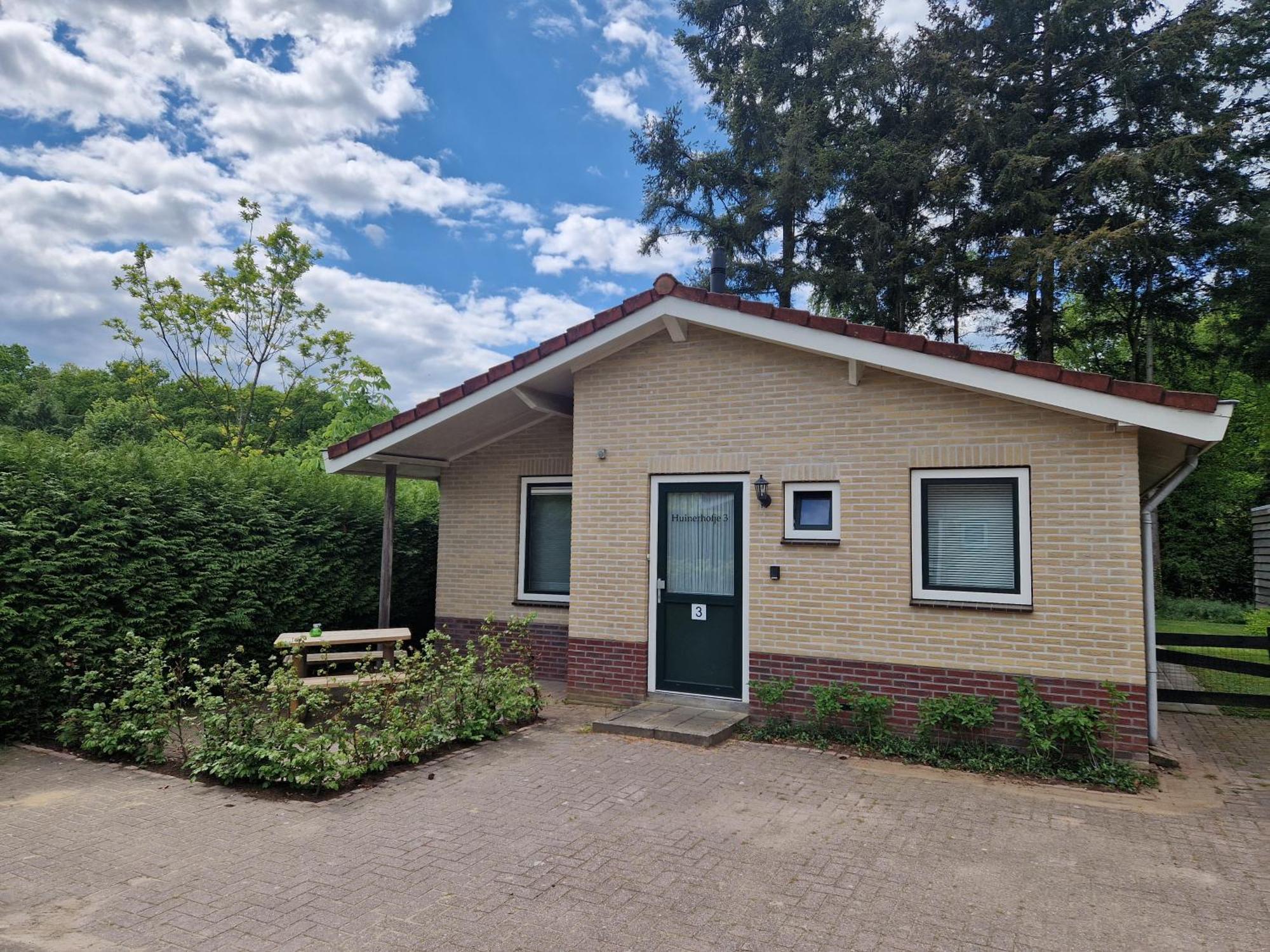 Villa Huinerhofje 3 Vrijstaand op privépark aan bosrand Putten Esterno foto